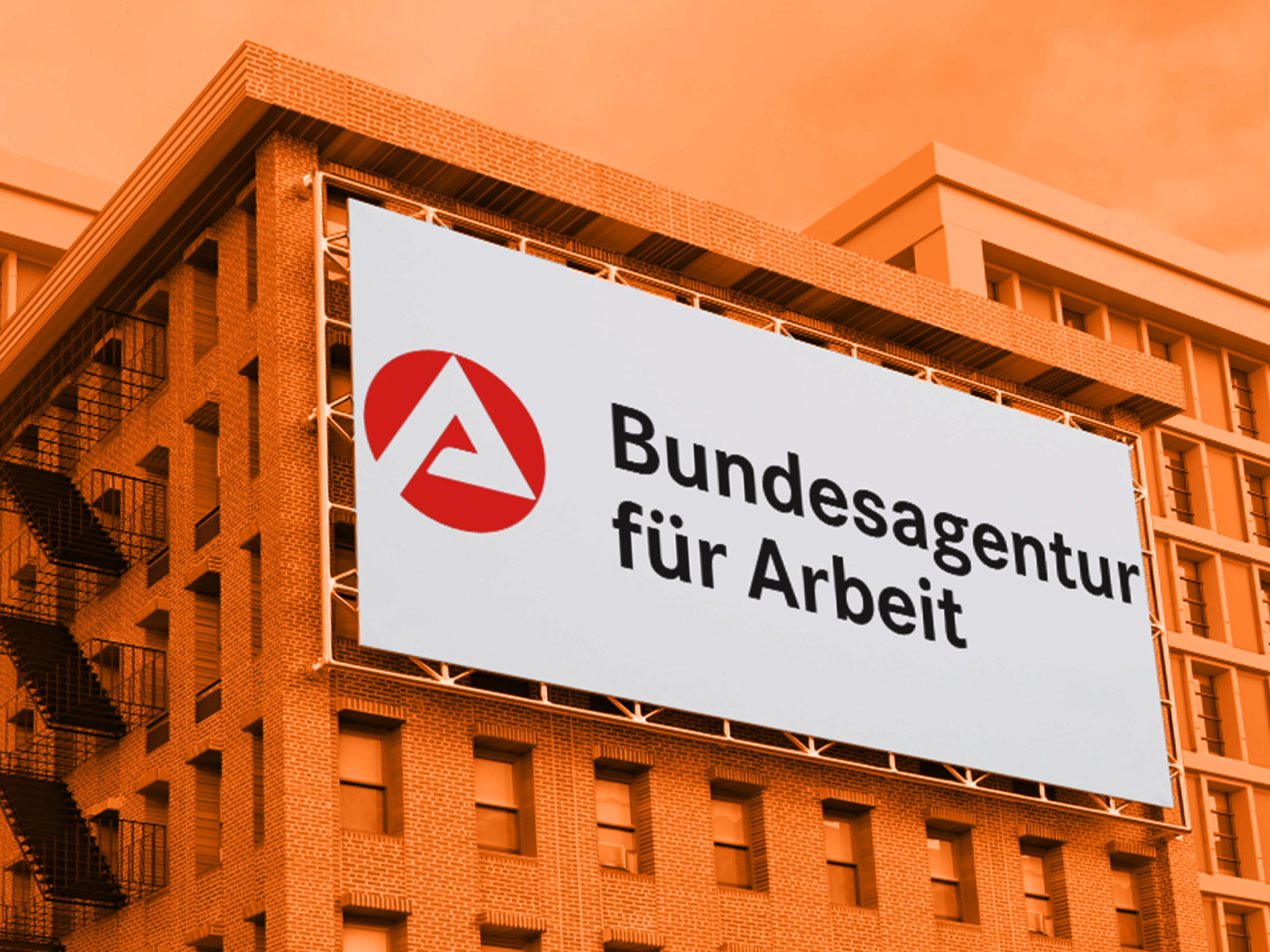 Logo der Bundesagentur für Arbeit auf einem großen Gebäude - Fördermöglichkeiten und Coaching-Angebote bei ORANGEWERK